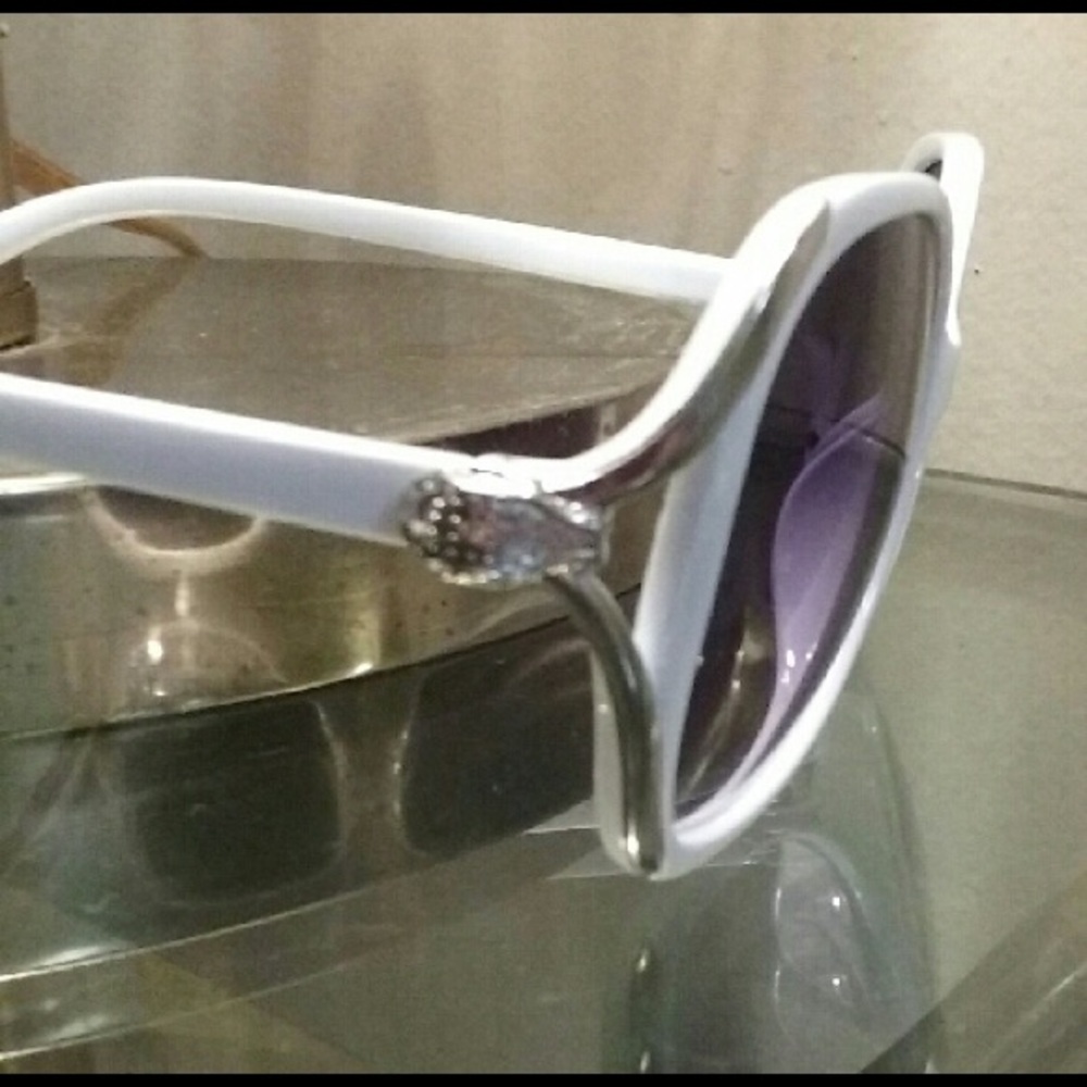 FASHION NOVA STATEMENT SUNGLASSES(new without tag) - Picture 2 of 3